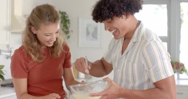 Mutfakta, çeşitli çiftler tatlı malzemelerini yakınlarda taze çileklerle karıştırıyorlar. Pişirme, pişirme, aşçılık, ev, hazırlık, gastronomi