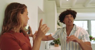 Akıllı termostat ayarlanıyor, çeşitli çiftler evde enerji tasarrufu ayarlarını tartışıyor. Teknoloji, enerji verimliliği, sürdürülebilir, akıllı ev, yerli, yaşam tarzı