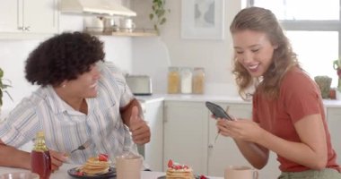 Kahvaltıyı paylaşıyoruz, farklı çiftler krep ve kahve yiyor, evde birlikte gülüyorlar. Kahkaha, birliktelik, sabah, bağlanma, gündelik