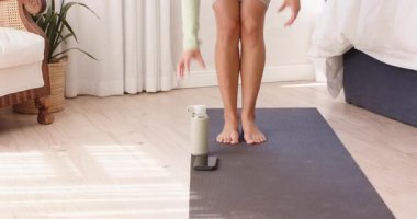 Farkındalık solunumu alıştırması, evde bacak bacak üstüne atmış bir kadın. Meditasyon, rahatlama, sağIık, kendine dikkat, sükunet, denge.