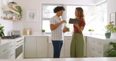 Mutfakta tablet kullanan çeşitli çiftler evde, odaklanmış ifadelerle yemek tarifini tartışıyorlar. Aşçılık, teknoloji, iletişim, birliktelik, yerli, aşçılık