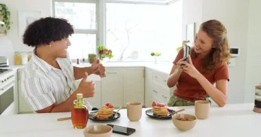 Çeşitli çiftler kahvaltıdan zevk alıyorlar, krep yiyip sohbet ediyorlar. Sabah, yemek, rahat, birliktelik, kaynaşma