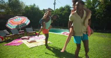 Çeşitli arkadaşlar bilardo sahasında çimenlerde gülüp dans ediyorlar, birlikte yaz gününün tadını çıkarıyorlar. Tatil, eğlence, toplanma, açık hava, arkadaşlık.