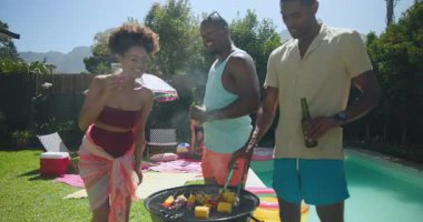 Çeşitli arkadaşlar havuz havuz güneşli günlerin tadını çıkarıyorlar, dışarıda eğlenmeye hazırlanıyorlar. Yaz, rahatlama, rahatlama, arkadaşlık, su, tatil