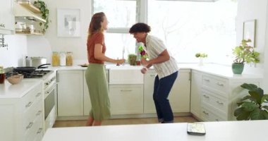 Çeşitli çiftler mutlu bir şekilde mutfakta dans ediyor, evde birlikte eğleniyorlar. Mutluluk, ilişki, kutlama, hareket, yaşam tarzı, bağ