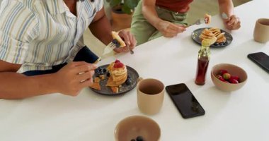 Kahvaltının tadını çıkarıyor, çeşitli çiftler kahveli krep yiyor ve evde taze meyveler yiyor. Yemek, sabah, birlikte, eğlence.