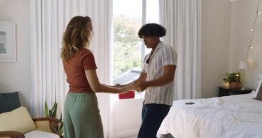 Değişik çiftler sıcak yatak odasında sevgi dolu kucaklaşıyorlar, evde huzurlu bir sabah geçiriyorlar. Romantizm, samimiyet, arkadaşlık, şefkat, ilişki, şefkat.