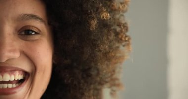 Kıvırcık saçlı kadın özenle bakıyor, göz ve saç dokusuna yakından bakıyor, evde, kopyalama alanında. Güzellik, saç stili, moda, portre, tefekkür, ifade