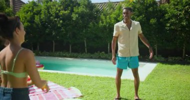 Çeşitli arkadaşlar bilardo oynuyor, güneşli günün ve açık havada eğlencenin tadını çıkarıyorlar. Eğlence, eğlence, yaz, etkinlik, açık hava, fırlatma.