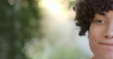 Dışarıdaki adam şaşırmış bir ifadeyle güneşli bir günün tadını çıkarıyor. Yazın, tatilde, mutlulukta, dinlenmede, dinlenmede, güneşlenmede.