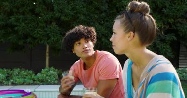 Çeşitli çiftler güneşli bir günde havuz kenarında serinletici içeceklerin keyfini çıkarıyorlar, birlikte dinleniyorlar. Tatil, dinlenme, tatil, yaz, açık hava, içecek.