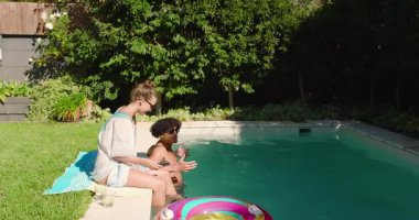 Havuzda dinlenen, çeşitli çiftler yaz günü içeceklerin ve güneşin tadını çıkarıyorlar. Tatil, dinlenme, dinlenme, güneş ışığı, açık hava, ferahlatıcı.