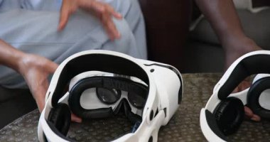 Çeşitli arkadaşlar gülüyor ve evde birlikte vakit geçiriyorlar, neşeli anları paylaşıyorlar. Arkadaşlık, mutluluk, eğlence, bağlanma, birliktelik, kutlama.