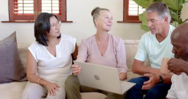 Üst düzey grup dizüstü bilgisayar kullanırken projeyi tartışıyor, gülümsüyor ve evde meşgul. Takım çalışması, beyin fırtınası, işbirliği, teknoloji, ev ofisi, toplantı