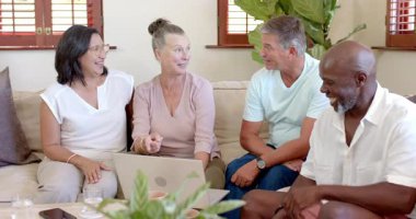 Birçok son sınıf öğrencisi evdeki kanepede dizüstü bilgisayarla gülüp sohbet ediyor. Teknoloji, eğlence, arkadaşlık, emeklilik, bağlanma, dijital