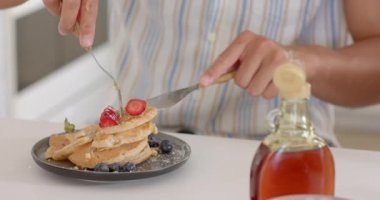 Taze böğürtlenli krep üzerine şerbet dökmek, evde kahvaltı yapmak. Yemek, ev yapımı, lezzetli, sabah