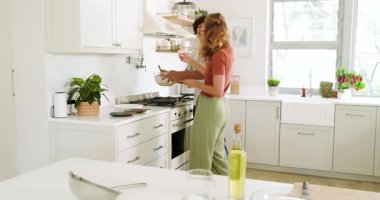 Çeşitli çiftler modern mutfakta birlikte yemek pişiriyor, malzemelerle neşeyi evde karıştırıyorlar. Takım çalışması, aşçılık, mutluluk, yaşam tarzı, yerli, hazırlık