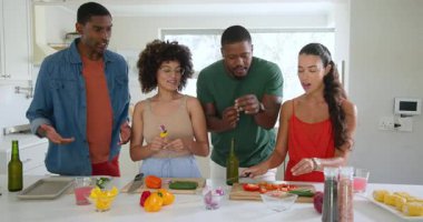 Çeşitli arkadaşlar modern mutfakta renkli yemekler hazırlıyor, yemek yapmayı seviyorlar. Yemek, aşçılık, arkadaşlık, takım çalışması, yemek hazırlığı, toplanma.