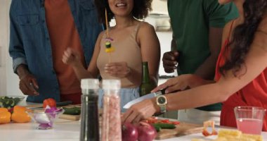 Mutfakta birlikte yemek yapmak, farklı arkadaşlar gülmek ve evde yemek pişirme deneyimini paylaşmak. Arkadaşlık, bağlanma, eğlence, birliktelik, gündelik
