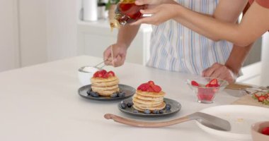 Modern mutfakta, evde taze çilek ve yabanmersinli krep hazırlıyorum. Aşçılık, aşçılık, kahvaltı, malzemeler, meyve, ev yapımı