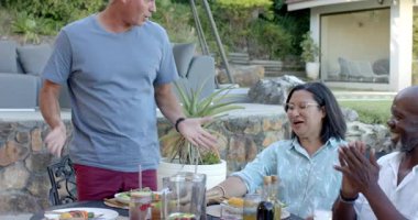 Çeşitli yaşlılardan oluşan bir grup bahçede içkinin ve kahkahanın tadını çıkarıyor, birlikteliği kutluyorlar. Parti, kutlama, arkadaşlık, toplanma, eğlence, mutluluk