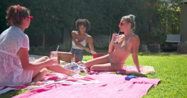 Çeşitli bayan arkadaşlar havuz başında dinleniyor, güneşli günlerin tadını çıkarıyor içkiler ve kahkahalarla. Boş zaman, tatil, rahatlama, açık hava, yaz tatili, sosyalleşme