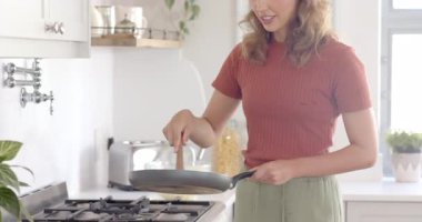 Evde, mutfakta taze çilek ve yaban mersini hazırlıyorum. Bıçak ve malzemelerle birlikte. Yemek, meyve, beslenme, kesim, aşçılık, sağlıklı beslenme.