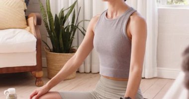 Farkındalık nefes egzersizleri, evde spor aleti takan bir kadın. Meditasyon, sağlık, rahatlama, rutin, teknoloji