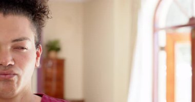 Evde profesyonelce ilgilenen, odaklanmış ve özenli, merhametli destek veren, kopya alan. Sağlık, bakıcılık, ev bakımı, yardım