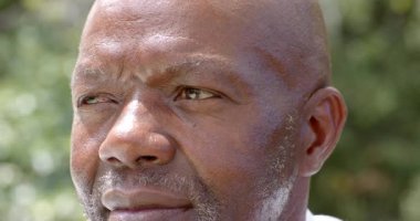 Bahçedeki yaşlı adam düşünceli görünüyor, doğanın ve temiz havanın tadını çıkarıyor. Son sınıf, rahatlama, tefekkür, sağlık.