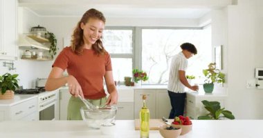 Parlak mutfakta birlikte yemek pişirmekten hoşlanan çeşitli çiftler, evde taze malzemeler hazırlıyorlar. Mutfak, yerli, hazırlık, ilişki, sağlıklı, yaşam tarzı