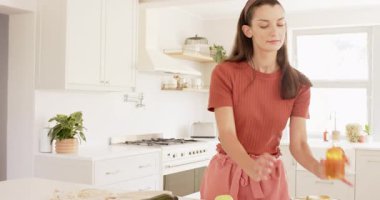 Genç bir kadın modern mutfakta taze malzemeler hazırlıyor, yemek yapmaya odaklanıyor. Mutfak, şef, hazırlık, gurme, mutfak, yerli