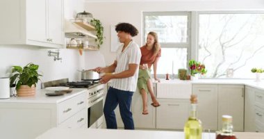 Mutfakta birlikte yemek pişiriyorlar, çeşitli çiftler evde kaliteli zaman ve sohbet paylaşıyorlar. Beraberlik, bağlılık, aşçılık, ilişki, aile hayatı, arkadaşlık.