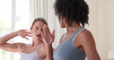 İki farklı bayan arkadaş gülüyor ve evde birlikte vakit geçiriyorlar, keyifli anları paylaşıyorlar. Arkadaşlık, birliktelik, mutluluk, bağlanma, kahkaha, rahatlama.