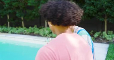 Çeşitli çiftler havuz başında rahatlıyor, birlikte selfie çekerken keyifli anları paylaşıyorlar. Tatil, eğlence, rahatlama, bağlanma, arkadaşlık, teknoloji