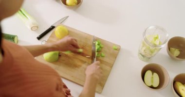 Modern mutfakta taze elma ve kereviz ile sağlıklı meyve püresi hazırlıyorum. Beslenme, sağlık, yaşam tarzı, organik, yeme, vegan