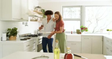 Modern mutfakta birlikte yemek pişiren, eğlenen ve evde yemek hazırlayan farklı çiftler. Aşçılık, ev hayatı, ilişki, takım çalışması, hazırlık