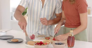 Çeşitli çiftler mutfakta birlikte yemek pişiriyor, evde meyve dilimliyor ve krep çeviriyorlar. Mutfak, kahvaltı, yaşam tarzı.