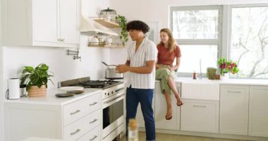 Modern mutfakta birlikte yemek pişiren, evde kaliteli vakit geçiren genç bir çift. Yaşam tarzı, yerli, mutluluk, bağlanma, yemek, etkileşim