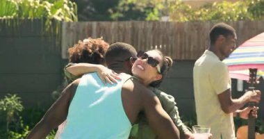 Güneş gözlüklü kadın elinde içki, havuz kenarında konuşuyor, güneşli günün tadını çıkarıyor. Güneş banyosu, boş zaman, tatil, yaşam tarzı, dinlenme, açık hava