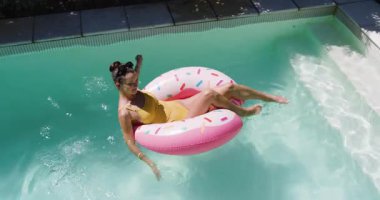 Yüzme havuzunda yüzen bir kadın, güneşli günün tadını çıkarıyor, fotokopi odası. Rahatlama, yaz, havuz başı, su, boş zaman, yüzme.