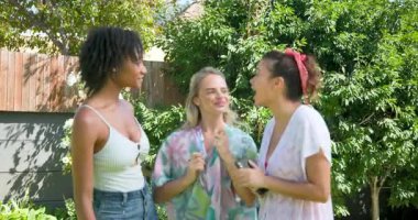 Çeşitli bayan arkadaşlar havuz kenarında gülüp sohbet ediyorlar, güneşli günün tadını çıkarıyorlar. Açık hava, yaz, boş zaman, tatil, mutluluk, rahatlama