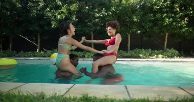 Çeşitli arkadaşlar bilardoda oynuyor, gülerek ve eğlenerek yaz gününün tadını çıkarıyorlar. Yüzme, tatil, dinlenme, arkadaşlık, boş zaman, su