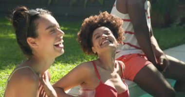 Renkli şişme yüzüklerle bilardo oynayan, gülümseyen ve eğlenen bir adam. Yüzme, dinlenme, rahatlama, yaz, tatil, su