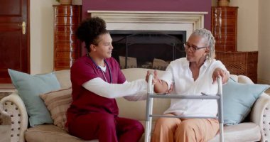 Bakıcı, yaşlı kadına Walker 'la evde yardımcı oluyor, güvenlik ve destek sağlıyor. Yaşlılar, yardım, bakım, sağlık, hareketlilik, şefkat