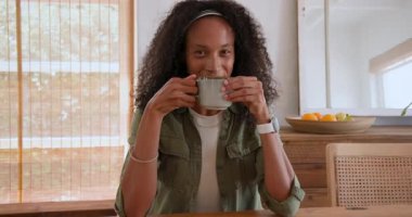 Evde oturan kadın, ahşap şifoniyerin yanında düşünceli görünüyor. Düşünce, yansıma, yalnızlık, huzur, huzur, iç mekanlar.