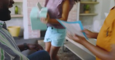 Babalar Günü 'nü evde kutlayan bir sürü aile var. Babalar kartlarını açıp hediye kutusunu açtıktan sonra oğullarına sarılıyorlar. Aile, kutlama, birliktelik, sıcaklık, bağlantı, ev, neşe