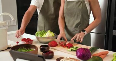 Olgun bir çift modern mutfakta taze salata hazırlıyor, yemek yapmaktan keyif alıyorlar. Mutfak, yaşam tarzı, beslenme, sebze, bağlanma, yemek hazırlama