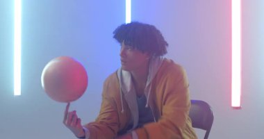 Kararlı toptan sonra, orta yaşlı Afrikalı Amerikalı bir adam stüdyoda LED çubuklarla basketbol oynuyordu. Atletik, eğlence, minimalist, enerjik, konsantrasyon, beceri, gelişigüzel