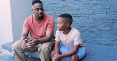 Verandaya gelen, Afrikalı Amerikalı baba ve oğul bankta rehberlik, sarılma, yumruk tokuşturma. Aile, yakınlaşma, akıl hocalığı, açık hava, minimalist, bağlantı, sıcaklık